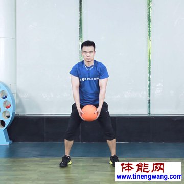实心球过顶砸地练习技术动作-第1张图片-体能网