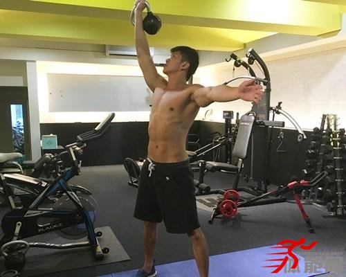 如何使用壶铃加强核心肌群-第12张图片-体能网