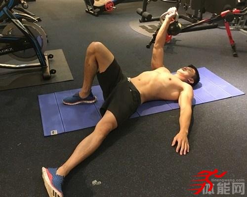 如何使用壶铃加强核心肌群-第8张图片-体能网