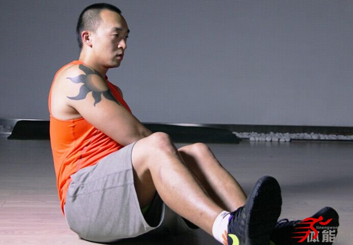 一套随时就能进行的徒手腹肌训练动作-第19张图片-体能网