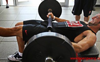 如何进行 HIP THRUST