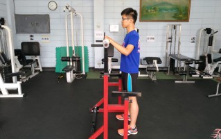 深蹲时杠铃在什么位置 深蹲时杠铃在什么位置